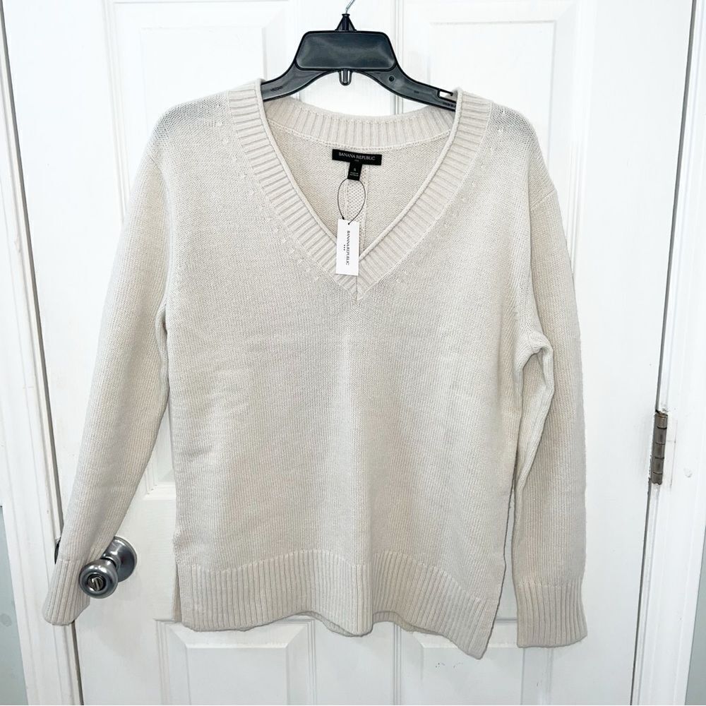Banana Republic essential Vneck Sweater w Long sleeves &ribbed neck, arms& cuff - Picture 2 of 12